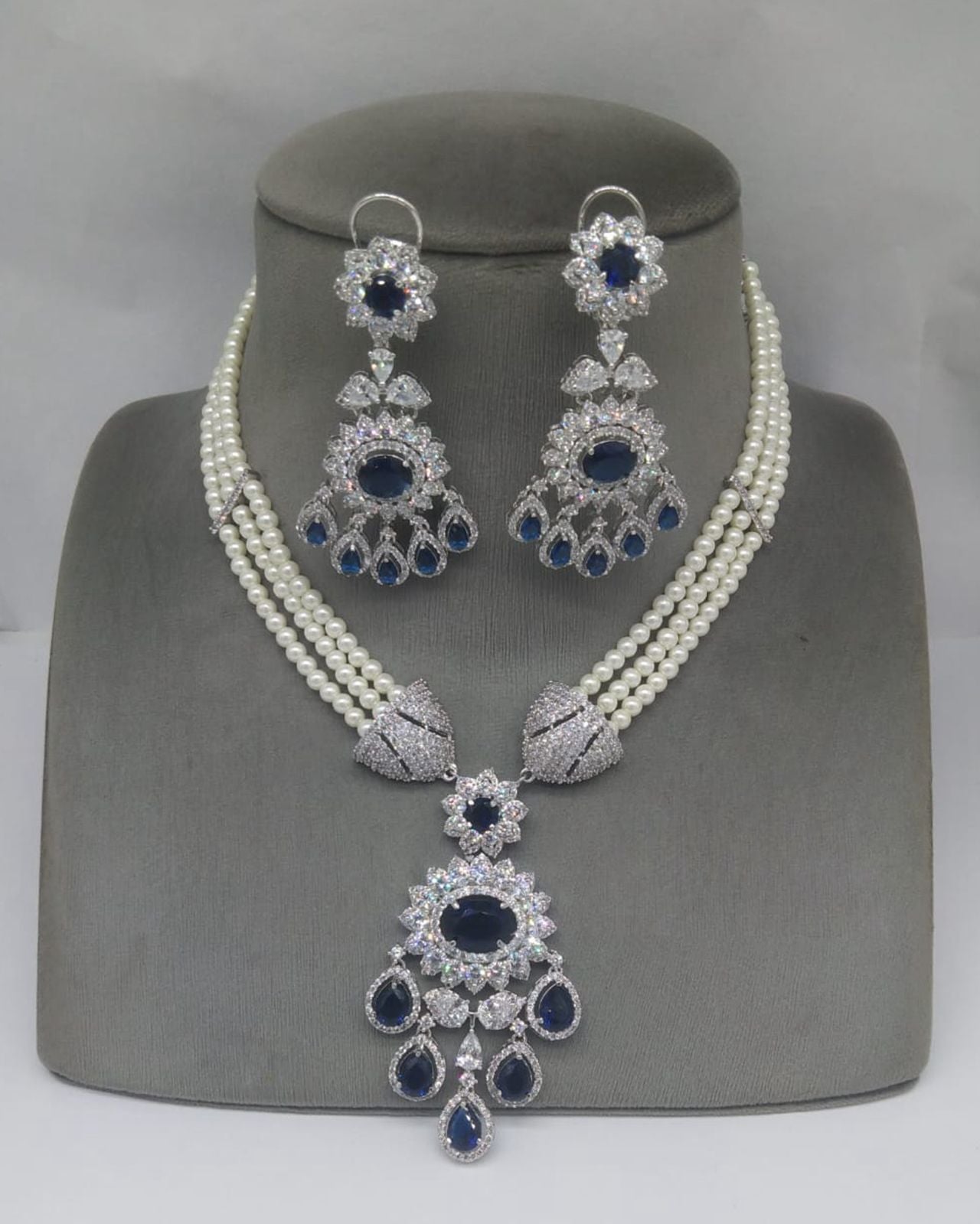 Pearlescent Symphony Necklace Set