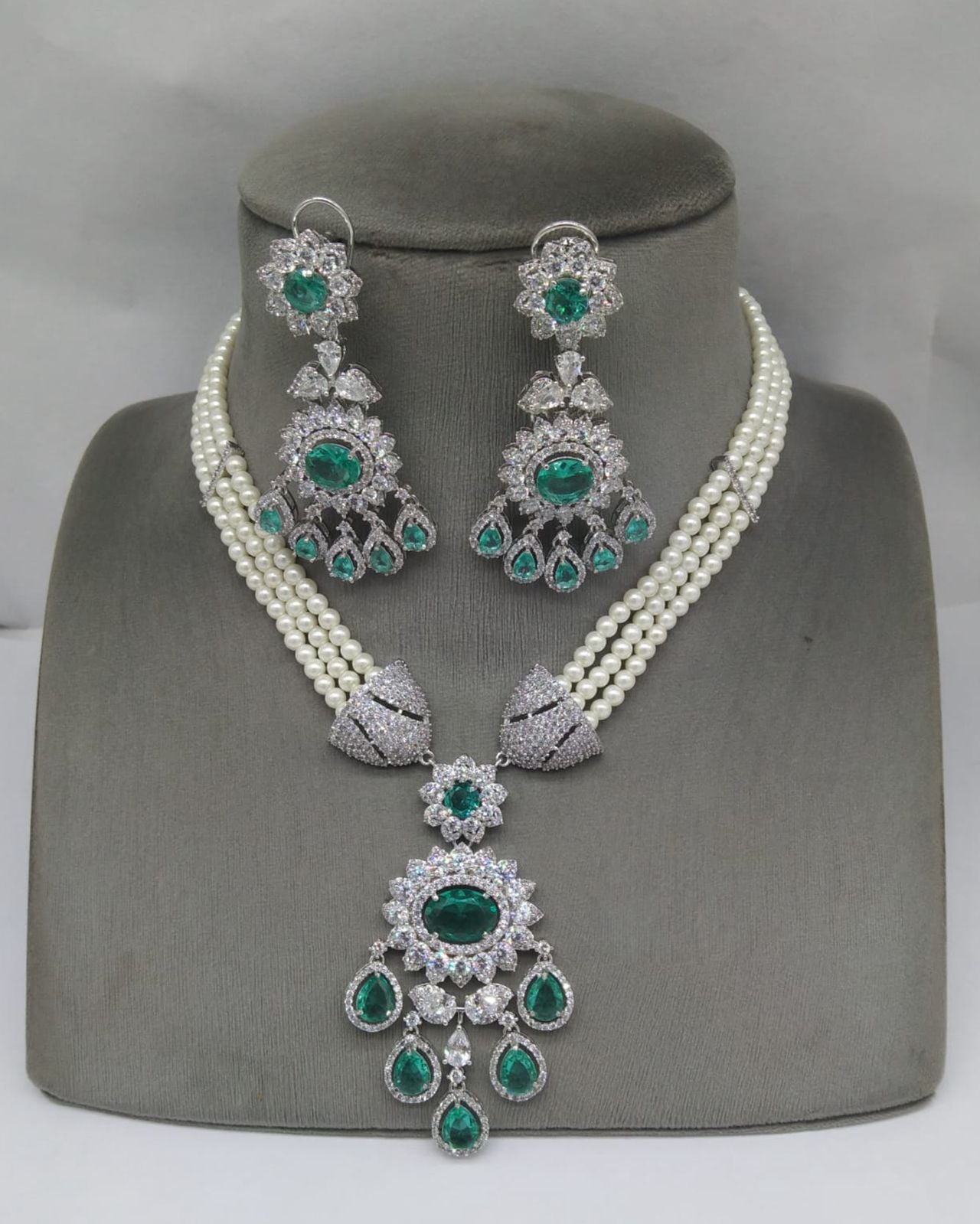 Pearlescent Symphony Necklace Set