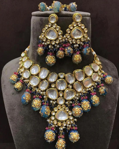 Fascinating Kundan Set