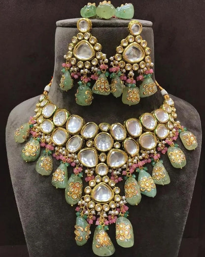 Fascinating Kundan Set