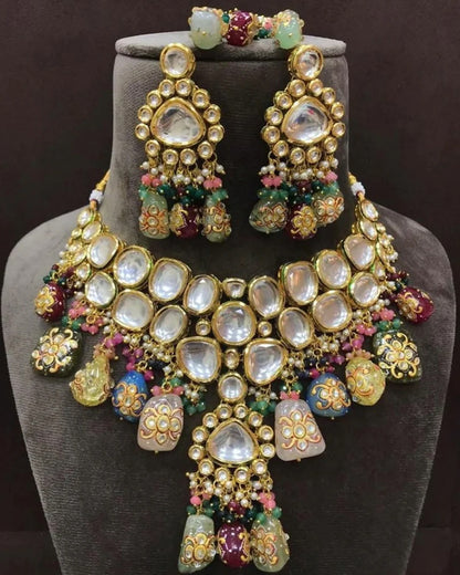 Fascinating Kundan Set