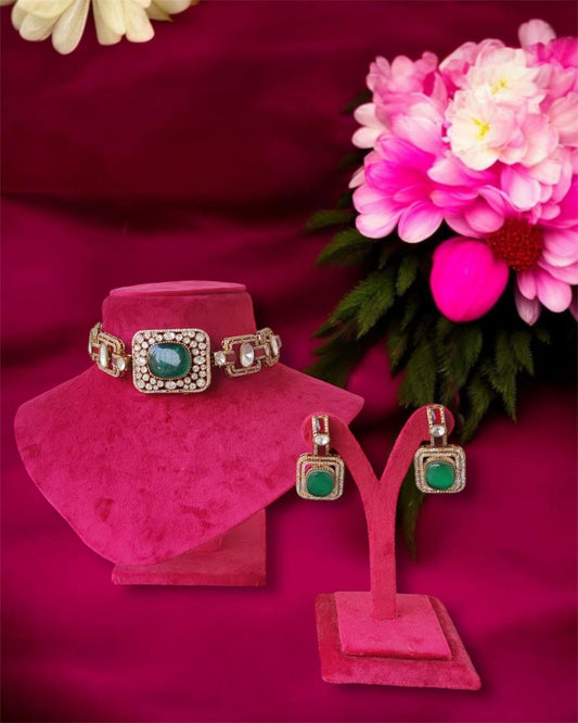 Fashionable Emerald Choker